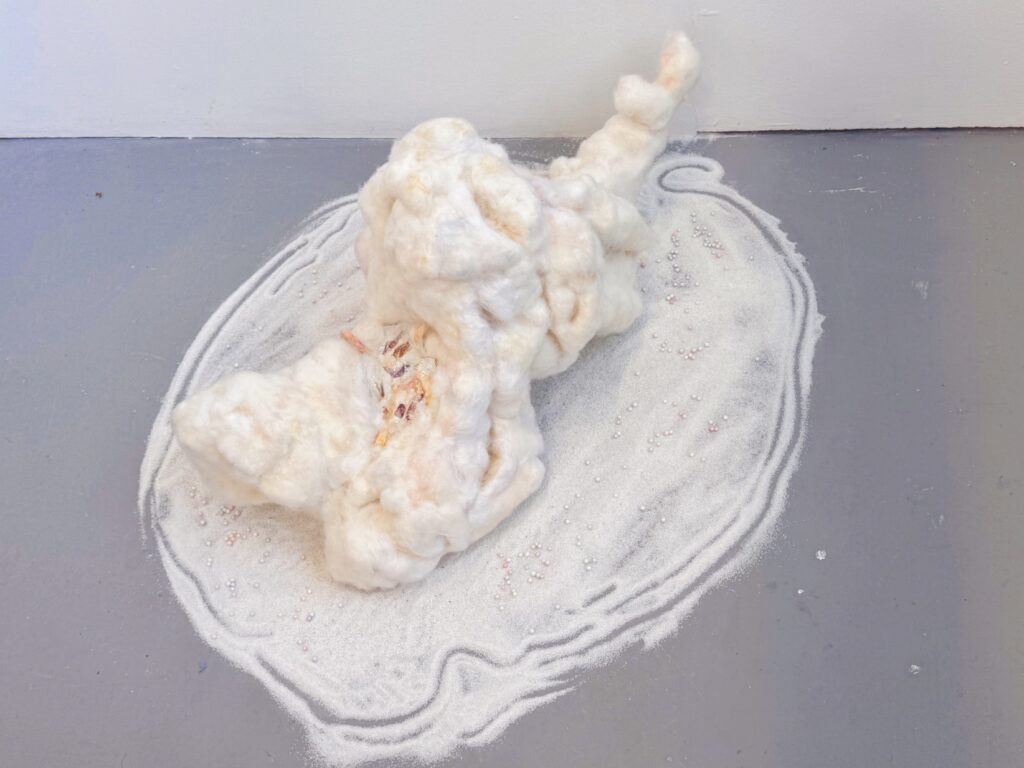 The first piece is a curled-up human figure made of foam rubber and wool felt. The foam rubber symbolises the accumulation, expansion, and loss of control of anxiety, while the wool felt, through slow, repetitive covering motions, symbolises the calming and healing of emotions, providing a gentle outer shell for psychological stress.
