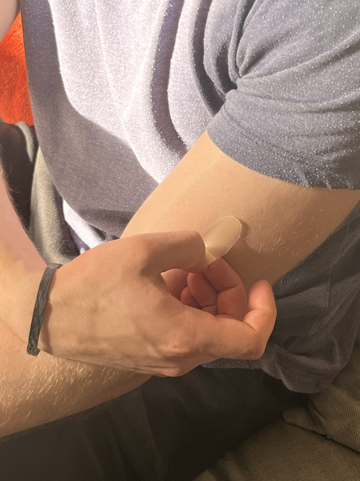 A gentle microneedle patch is placed on the upper arm. It is designed to be simple and comfortable to use.